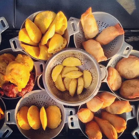 Coxinhas em um passeio gastronômico de rua em Cartagena - Juan Ballena | Travel Experiences in Cartagena